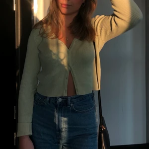 kofta från brandy melville💚 - Jättegullig kofta från brandy melville som är i superbra skick! Köpt i USA för ca två år sen men sparsamt använd. Brandy melville hade inte storlekar i denna koftan men passar mig perfekt som har S.