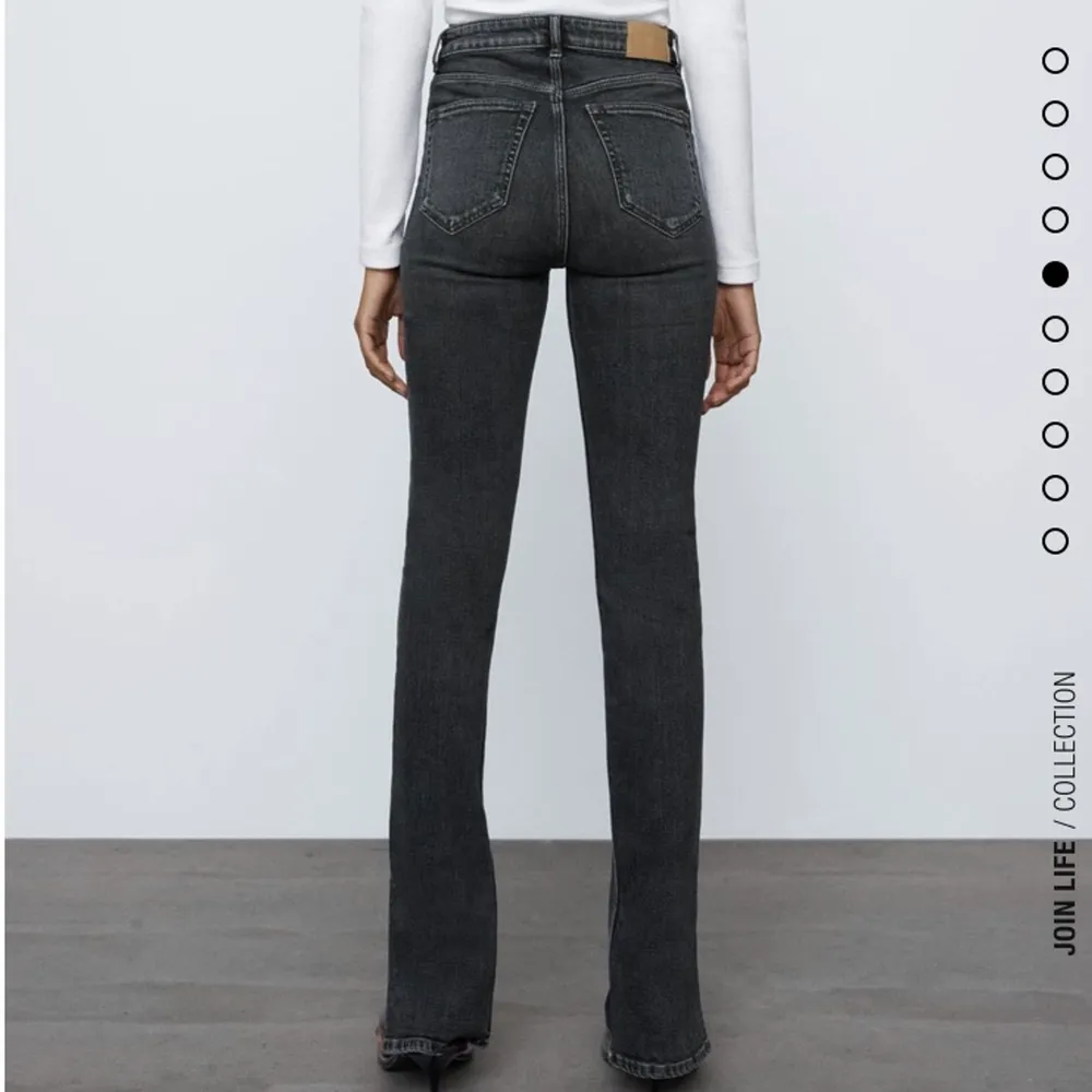 Säljer dessa jeans med splits från zara. De är helt slutsålda från zara! Frakt ingår!!💕😽. Jeans & Byxor.