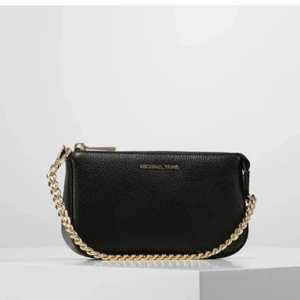 Michael Kors Jet Set Bag - Säljer min Michael Kors väska eftersom den ej kommer till användning! Nypris ligger på 1000 kr💘