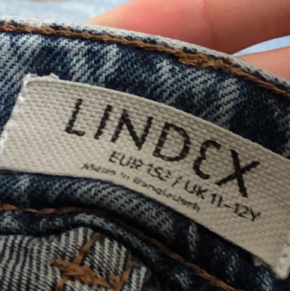 Säljer nu mina gamla favorit jeans ifrån Lindex i strl 152 säljer pg av att jag inte tycker att jag passar i dom längre… frakten kostar 66! 🥰. Jeans & Byxor.