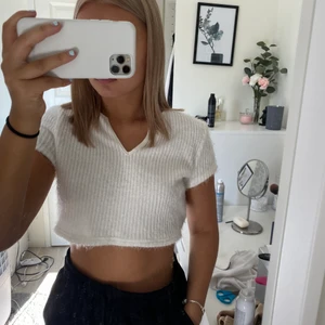 Söt topp - Söljer denna söta toppen ifrån shein som aldrig kommer till användning längre. Den är lite ”lurvig” men sticks inte. Endast använd en gång