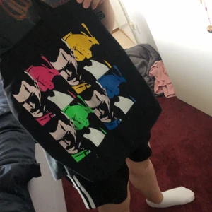 Freddie Mercury totebag! - Säljer nu min jättehärliga freddie mercury tote bag som jag fick i present för något år sedan! Den är i fantastiskt skick men kommer tyvärr inte till användning längre så har bestämt mig för att sälja den! Pris kan diskuteras vid snabb affär! Måste få de sålt så snart som möjligt! ❤️