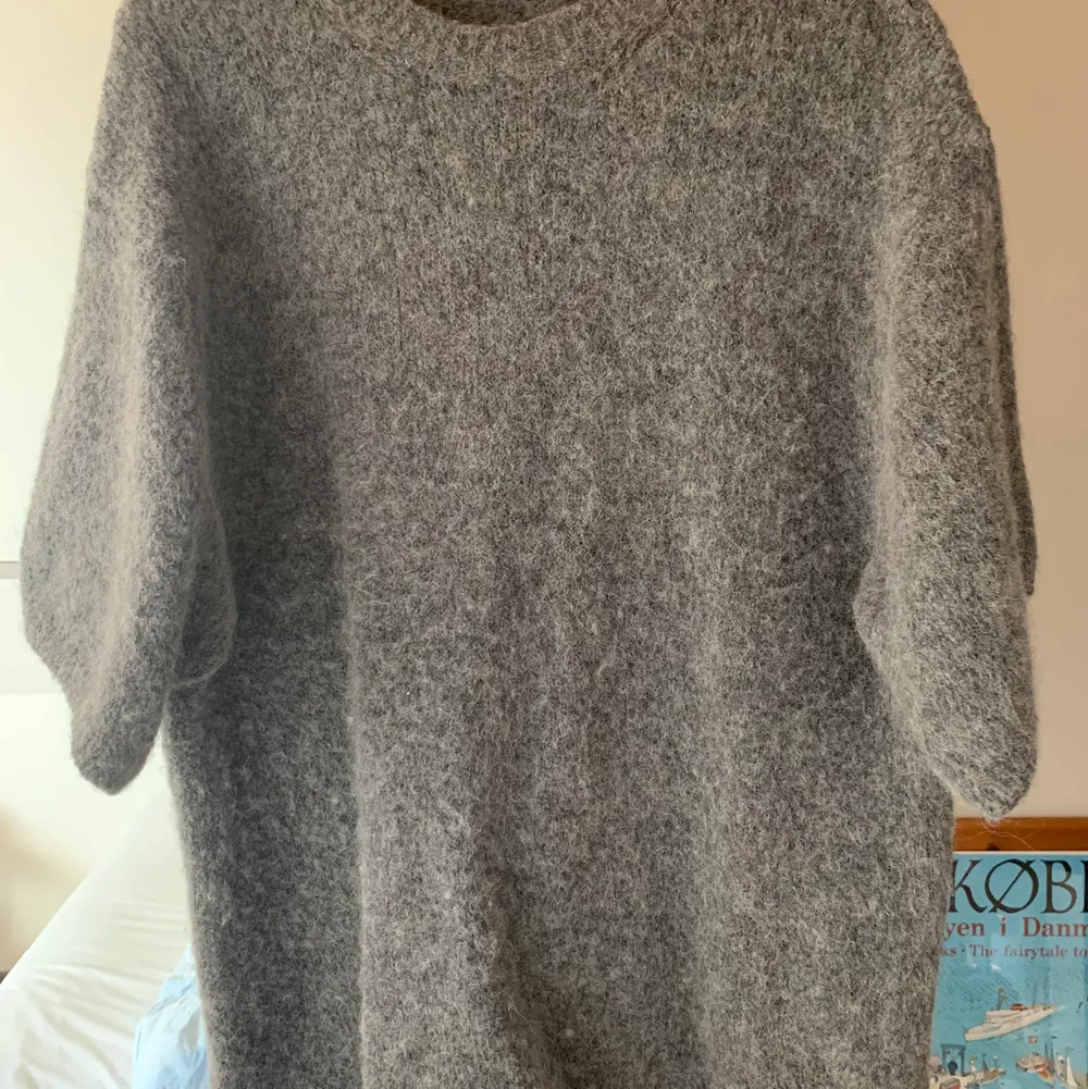 Oversized grå stickad tröja från zara! Så så skön och endast använd 1 gång. Säljer då jag har en liknande! Passar många storlekar beroende på hur man vill att den ska sitta. Tröjor & Koftor.