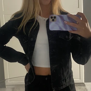 Svart jeansjacka  - Svart jeansjacka från Mango i strl S. Bra skick, Pris: 90 kr+frakt💜