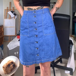 Blå jeanskjol  - Lite längre modell. Fint skick. Köpare står för ev frakt! Alltid bud om fler är intresserade! 💕