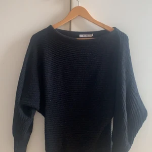 Stickad tröja från nakd - En svart stickad tröja ifrån nakd. Mycket bra skick och använd ett fåtal gånger. Passar till ALLT, storlek XXS men kan passa XS med.