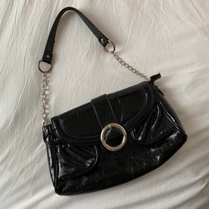 Väska - Jättefin handväska som man kan ha över axeln, perfekt för mobilen och plånboken🥰