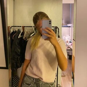 Kashmir tshirt - Säljer denna superfina kashmirtshirten från hm då den är lite liten. Det är två små hål i halsen men annars är den väldigt bra skick. Säljer för 200kr. 