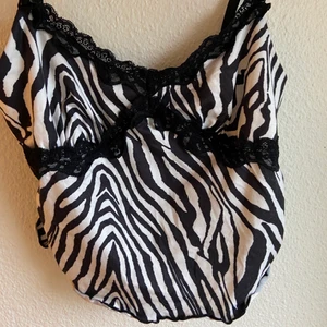 Zebra linne - Skit snyggt linne i svart o vit zebra! 50 kr+frakt!💕