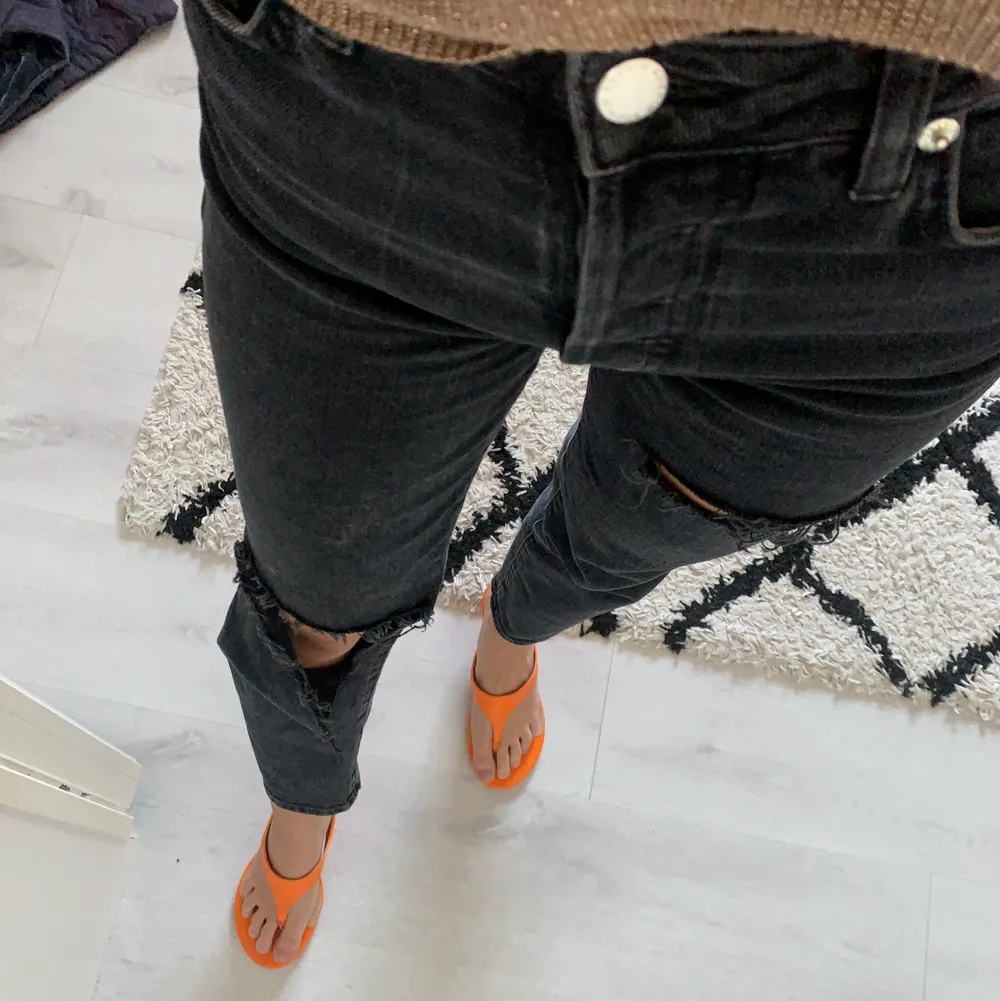 Supersnygga högmidjade grå/svarta vintagejeans från H&M. Slutsålda på hemsidan!! Stor uppklippning på knät samt reva på låret. Använda fåtal gånger. Storlek 34💓. Jeans & Byxor.