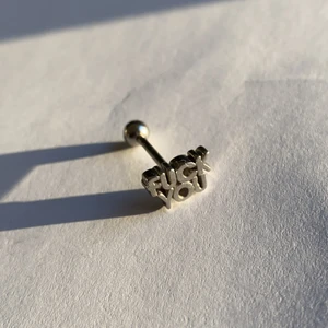 F**K YOU tung piercing - Tungpiercing med F**K YOU motiv. Använd en gång. (Kommer helt nytvättad) betalning sker över swish (köpare står för frakt)