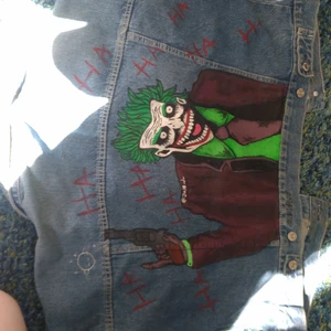 Cropped Joker Jeans jacka - Målad och broderad joker jeans jacka. I bra skick och tål regn