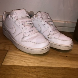 NIKE AIR FORCE 1 - Säljer mina Nike air Force 1 lite använda storlek 39, Kan mötas upp köpare  Stockholm eller så står ni för frakt💋