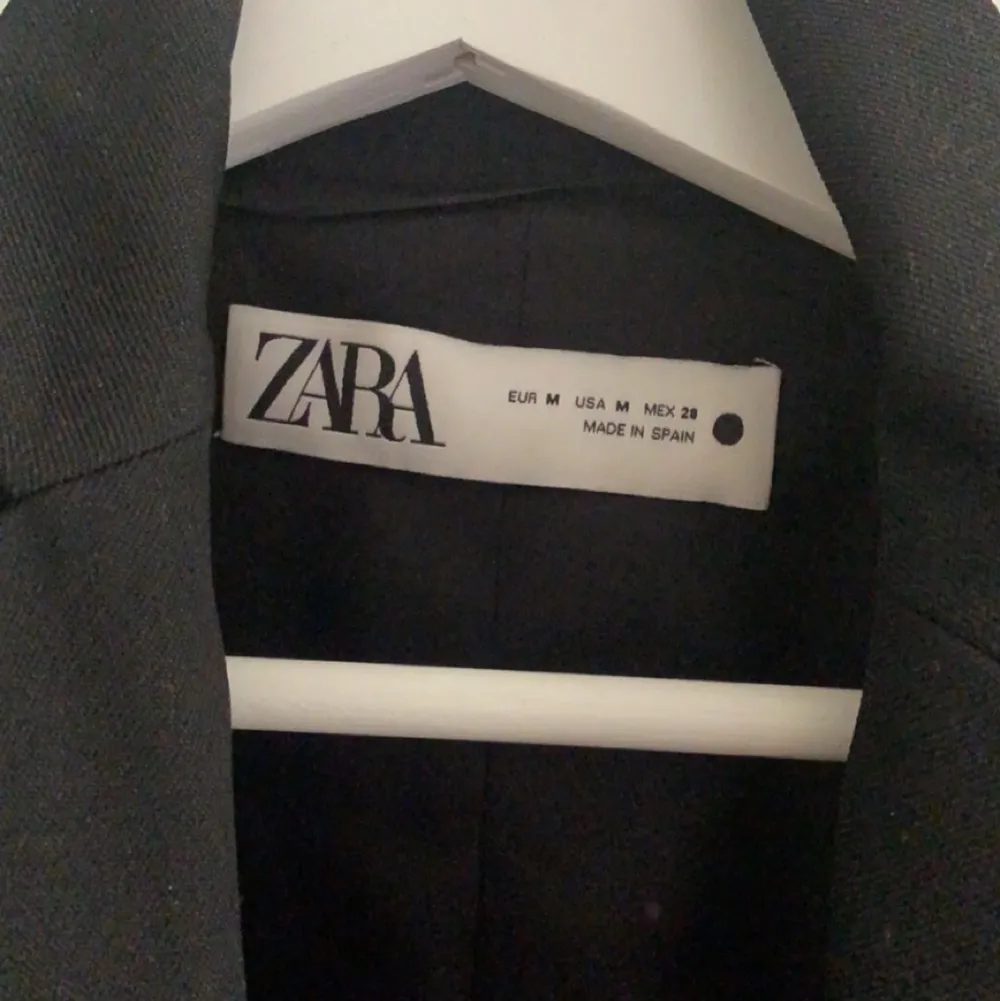 Enkel snygg svart kavaj från zara. Något liten i storleken därför jag säljer den. Köparen står för eventuell fraktkostnad.. Kostymer.
