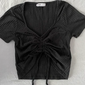 Tröja - En svart ribbad tröja som man kan justera själv!! 