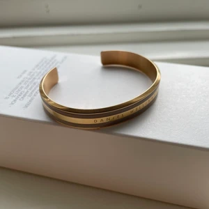 Guld armband - Ett jättefint guldarmband med gråa detaljer ifrån Daniel Wellington! Nypris är 699kr