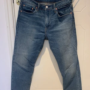 Men’s Levi’s Lot HI-Ball W32 - Levi’s jeans i mörkare blå nyans! Använda max 4 gånger, dock tvättade en gång! I storlek W32, osäker på benlängden men gissar runt L30! Frakt ingår vid köp av samma pris som plagget läggs ut till 😊 Pris kan diskuteras, kontakta för mer bilder! Ordinarie pris: 1100kr