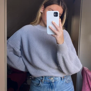 Stickad tröja från NA-KD - Jättefin ljusgrå stickad tröja från NA-KD med ballong ärmar. Använd väldigt lite och är i väldigt bra skick. 