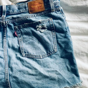 Levi’s kjol - Säljer en fin och skön Levi’s kjol i storlek 30 