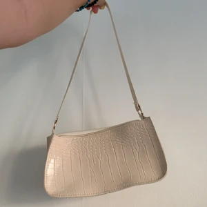 liten söt axelväska - Beige axelväska med lite längre band som tyvvär inte kommit till användning. aldrig använt men provat, den är söt, och enligt mig perfekt längd🥰