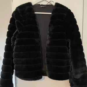 Storlek L - Fejk päls, helt ny 