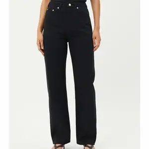 Superfina jeans från Weekday i modellen Rowe, färgen Stay black. Endast använda 3 gånger. Nypris 500kr. Storlek 26/32