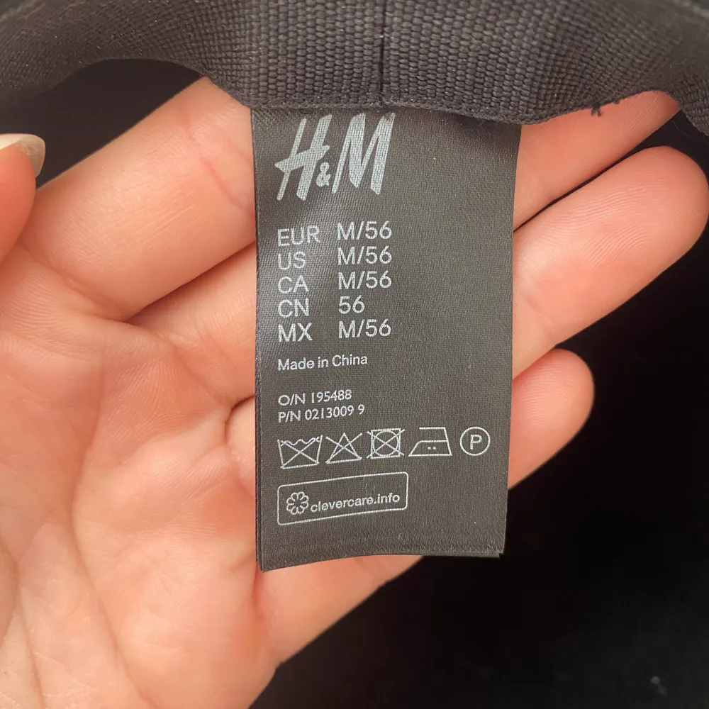 Svart Hatt från H&M, använd under en resa utomlands bara. . Accessoarer.
