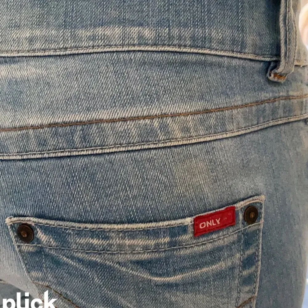 Secondhand jeans köpta på en loppis på Gotland. Jag är 177 men är lite korta på mig men skulle säga att de passar 175 och ner<3 dom är även lite stora på mig som brukar ha 27/28 i lågmidjat. Köparen står för frakt💟. Jeans & Byxor.
