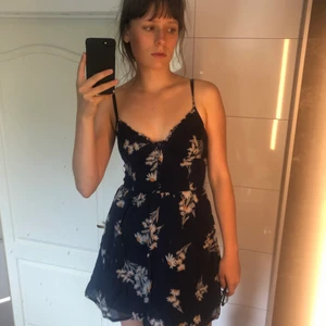 Marinblå blommig klänning Forever 21 S - Säljer en söt klänning från forever 21 i storlek S. Gott skick!