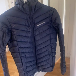 Peak performance dunjacka - En dunjacka som använts några gånger, funkar utmärkt till våren/ hösten. Storlek S