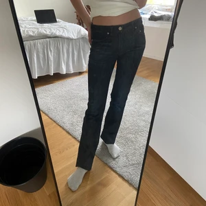 LOW RISE BYXOR  - Säljer dessa trendiga y2k low rise byxor från Filippa K 🤍 Säljs då de ej kommer till användning längre, i storlek 28 men passar mig som vanligtvis är 25 🤍🤍 Pris kan diskuteras vid snabb affär, köparen står för potentiella frakt kostnader 🤍