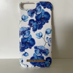 Ideal of sweden fodral  - Snyggt Ideal of sweden fodral till en iPhone 8+. 💙 några repor på kanterna och har lossnat uppe i hörnet vid kameran, men annars helt! 🤍