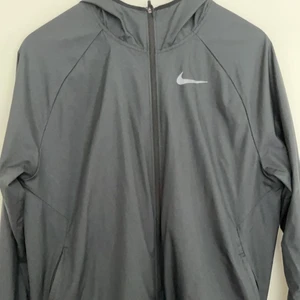 Nike Dryfit windrunner jacka - Perfekt jacka för löppning eller för vanligt andvändning. Säljer pga att den inte passar mig. Con 9/10 andvänd ett fåtall gånger (aldrig under träning) KÖPAREN STÅR FÖR FRAKTEN 