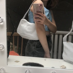 Vit axelväska från SHEIN - Denna axelväska har jag aldrig använt för att jag inte behöver ha en till vit väska.