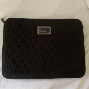 Marc by Marc Jacobs datorskydd - Svart datorskydd från Marc Jacobs