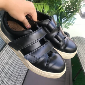 eytys skor - intressekoll på dessa skit snygga skor från eytys som är helt slutsålda😍 använda men fortfarande i super bra skick! köpta för 1,800! köparen står för frakten! 