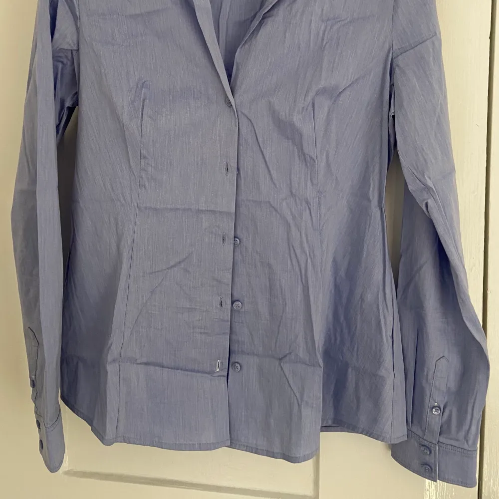 Blå skjorta från Esprit i slim fit stl 40. 👔 Låg knäppning, knapparna går alltså inte hela vägen upp. Köparen betalar frakt 📦 . Skjortor.