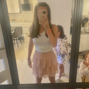 Rosa kjol  - Säljer den här jätte fina kjolen som jag har köpt från Plick (den är från Lindex och är st S) Har för många kjolar så har ingen användning av den 💓