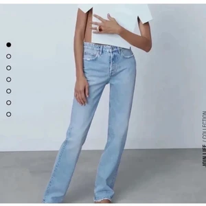 Zara - Helt slutsålda populära ljusblåa jeans från Zara. Säljer då de sitter lite tajt på mig, skulle säga att de passar bäst på någon med storlek 32-36. Jag är 170cm lång och tycker att längden passar perfekt på mig då jag gillar när jeans är lite längre. Köp direkt för 550+frakt eller buda💗💗