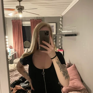 Topp/ T-shirt  - Säljer min topp ifrån Bikbok då jag inte använder den längre, i bra skick. 40kr + frakt