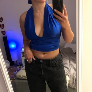 Söt knyt topp - Säljer min superfina topp som jag sytt själv, stl M ungefär, men går att knyta i nacken för större/mindre. 💕💕 Pris går att diskuteras, köp direkt för 300kr💕