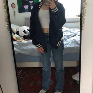 Oversized vintage jacka  - En supermysig mörkblå jacka, perfekt inför hösten!🍁🍂 Den är i storlek L men jag har S så den passar även till er som har storlek S/M!🤎