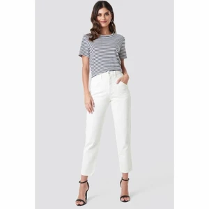 Vita jeans från Na-kd - Vita högmidjade jeans i storlek 36, kan upplevas lite korta i längden. Använd ca 4-5 gånger så fortfarande i fint skick!