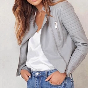 Grå skinnjacka  - Säljer nu min ljusgråa skinnjacka köpt på Missäy i Göteborg för 400kr. Använd 1 gång och är verkligen super snygg. Säljer den nu för att det börjar bli för liten💗 storlek XL men skulle säga att den passar M/L mer 