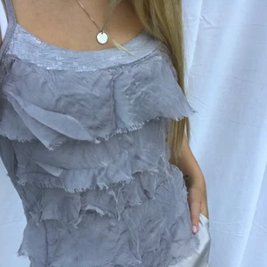 Grått vintage linne - Grått linne med volanger, 50kr+frakt eller högstbjudande:)