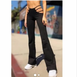 Maddie pants - Sjukt fräcka byxor från Bershka. Jättebra kvalitet och endast använda en gång! ☆☆ 200+frakt