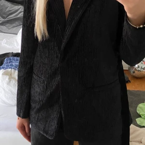 Cool kavaj från &other stories!  - Svart kavaj i ny-skick från &other stories. Manchester liknande material. Har tyvärr aldrig kommit till användning. Köpt för ca 800 kr men säljer för 500kr💕