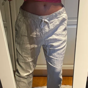 Linnebyxor med söm där bak - Linnebyxor med söm som gör att röven ser bra ut! Ser lite konstiga ut på bilden (??) men det är riktiga linnebyxor som man kan spänna åt i midjan, eller ha lågmidjade med en tajt tröja till. Jag har S och de ser asmäktiga ut på mig, men använder ej längre.