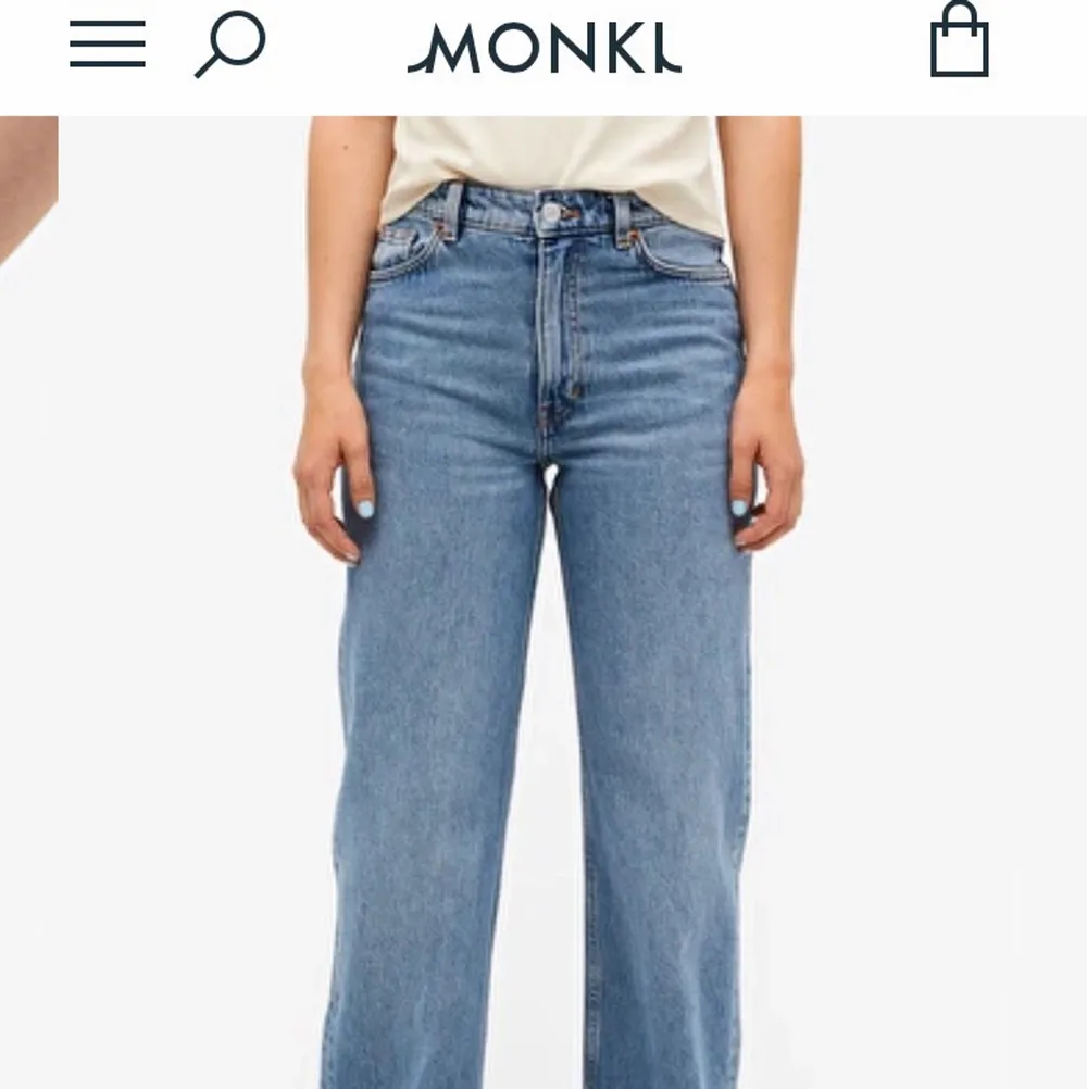 Jag säljer dessa fina jeans från Monki.💖 De är i bra skick och endast använda ett fåtal gånger pga får små i storleken.⭐️💞 Personligen skulle jag säga att de är lite små i midjan då mina andra jeans i samma storlek passar perfekt, längden är däremot normal. Har i vanliga fall storlek 38 eller S/M (Andra och tredje bilden är från hemsidan) Köparen betalar för eventuell frakt❤️. Jeans & Byxor.