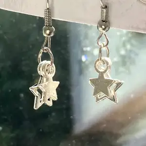 DOUBLE STARS STJÄRNÖRHÄNGEN🖤 (finns även som blandning med både guld och silver) båda är nickelfria 